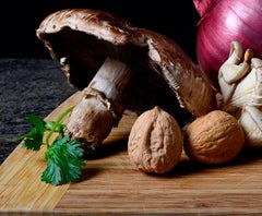 Cebolla und Champiñones. Von The Bodegones Stillleben-Farbfotografie Serie