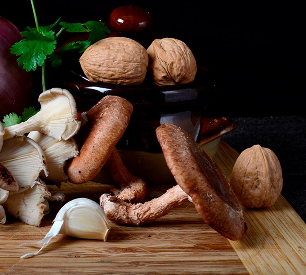 Cebolla und Champiñones. Von The Bodegones Stillleben-Farbfotografie  Serie (Schwarz), Color Photograph, von Dora Franco