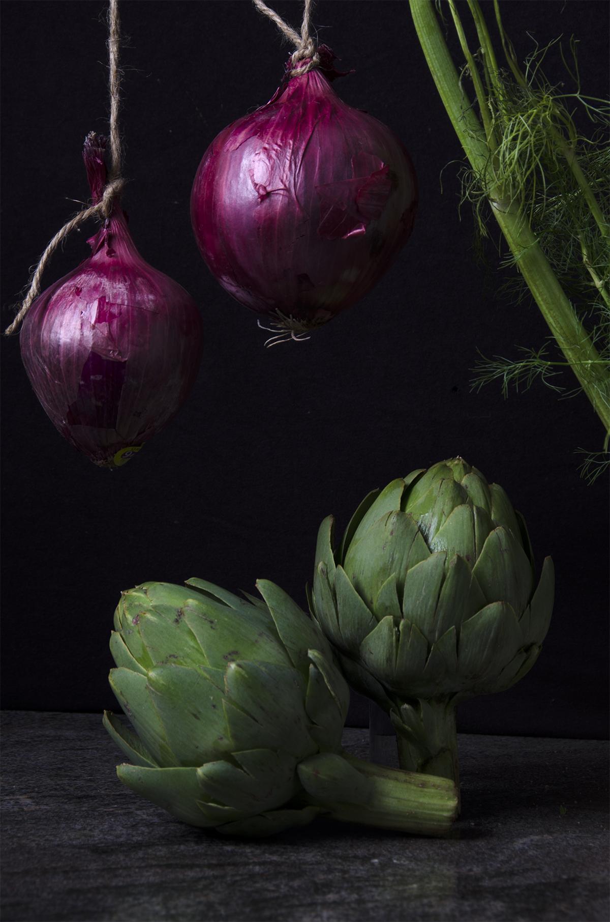 Dora Franco Still-Life Photograph – Cebollas con alcachofas. Aus der Bodegones-Zeit  Stillleben-Farbfotografie-Serie
