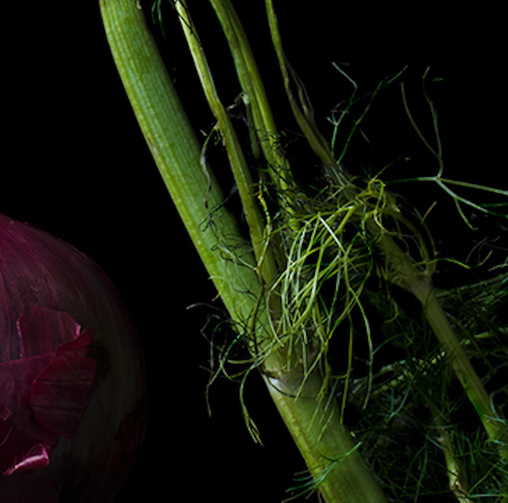 Cebollas con alcachofas. Aus der Bodegones-Zeit  Stillleben-Farbfotografie-Serie (Schwarz), Still-Life Photograph, von Dora Franco