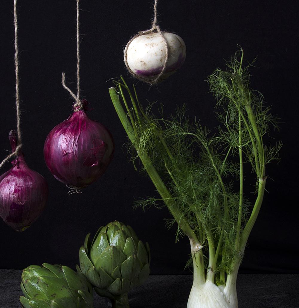Cebollas con alcachofas II. Dalla serie di fotografie di nature morte di The Bodegones - Photograph di Dora Franco