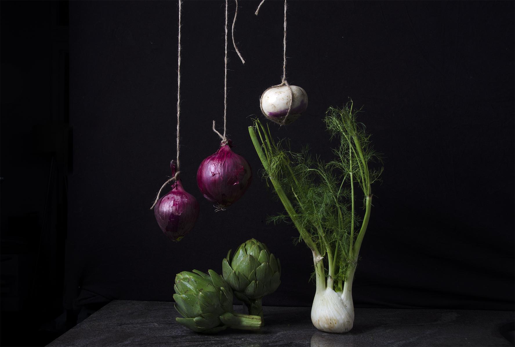 Dora Franco Still-Life Photograph –  Cebollas con alcachofas III. Aus der Bodegones-Zeit  Stillleben-Farbfoto-Serie