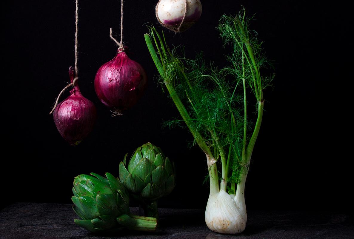 Cebollas con alcachofas III. De The Bodegones  nature morte série de photos en couleur - Noir Still-Life Photograph par Dora Franco