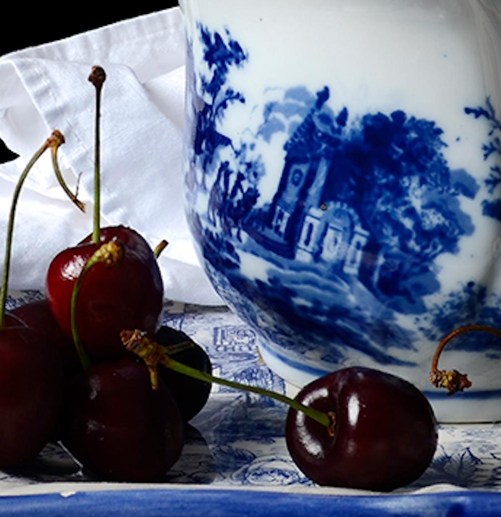 Cerezas. De The Bodegones nature morte photographie couleur  série - Noir Color Photograph par Dora Franco