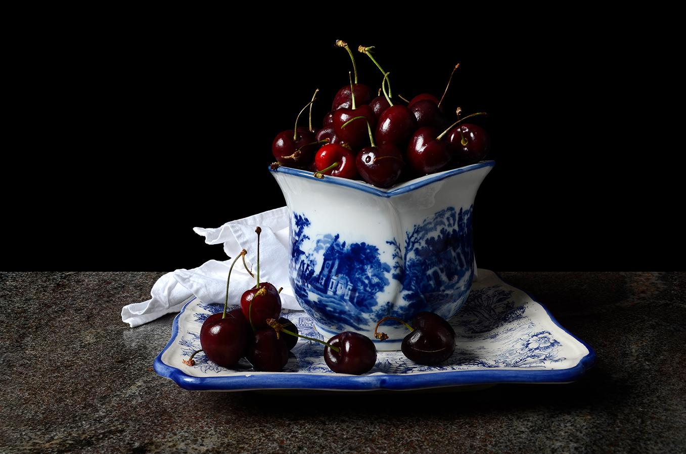 Color Photograph Dora Franco - Cerezas. De The Bodegones nature morte photographie couleur  série