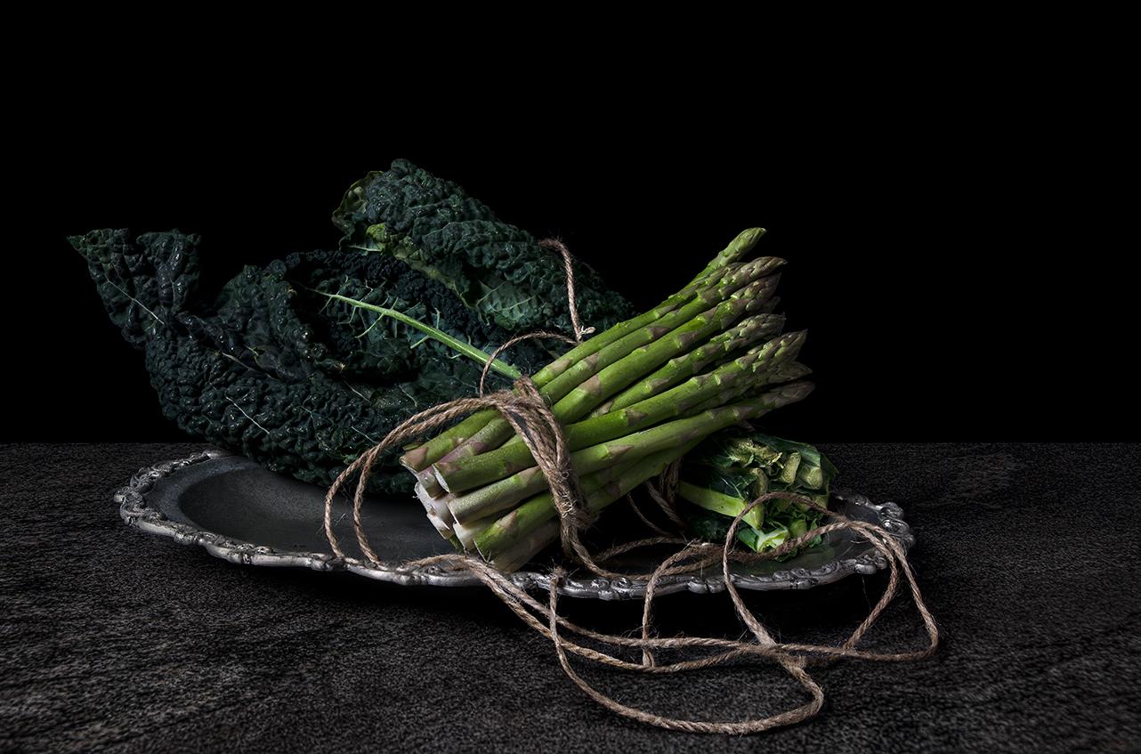 Color Photograph Dora Franco - Esparragos. De The Bodegones  série de photographies de natures mortes en couleur
