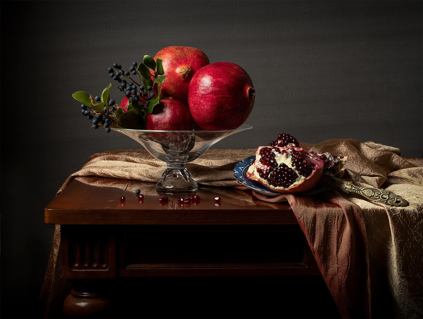 Color Photograph Dora Franco - Grenades II. De la série de photographies couleur de natures mortes des Bodegones