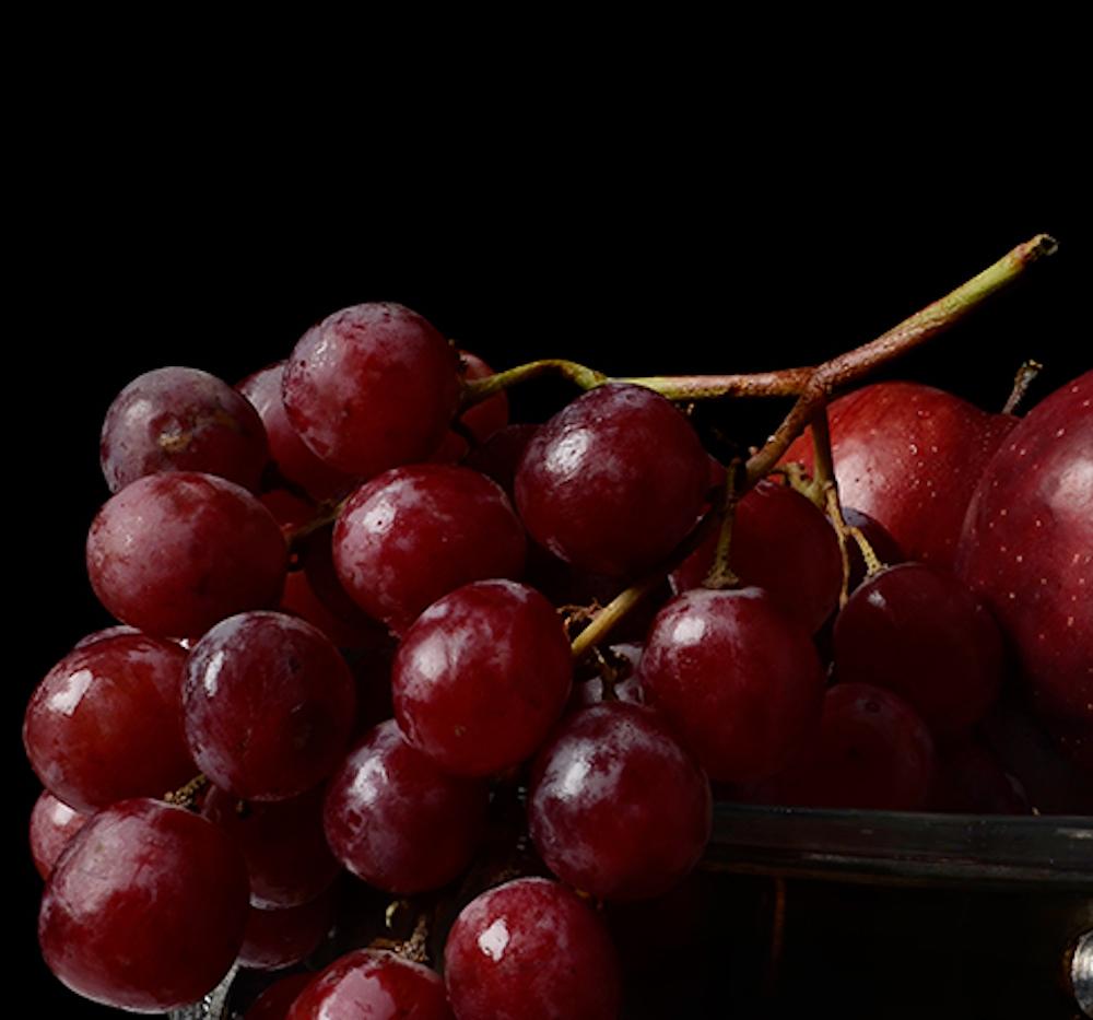 Uvas y manzanas. Von The Bodegones Stillleben-Farbfotografie  Serie (Zeitgenössisch), Photograph, von Dora Franco