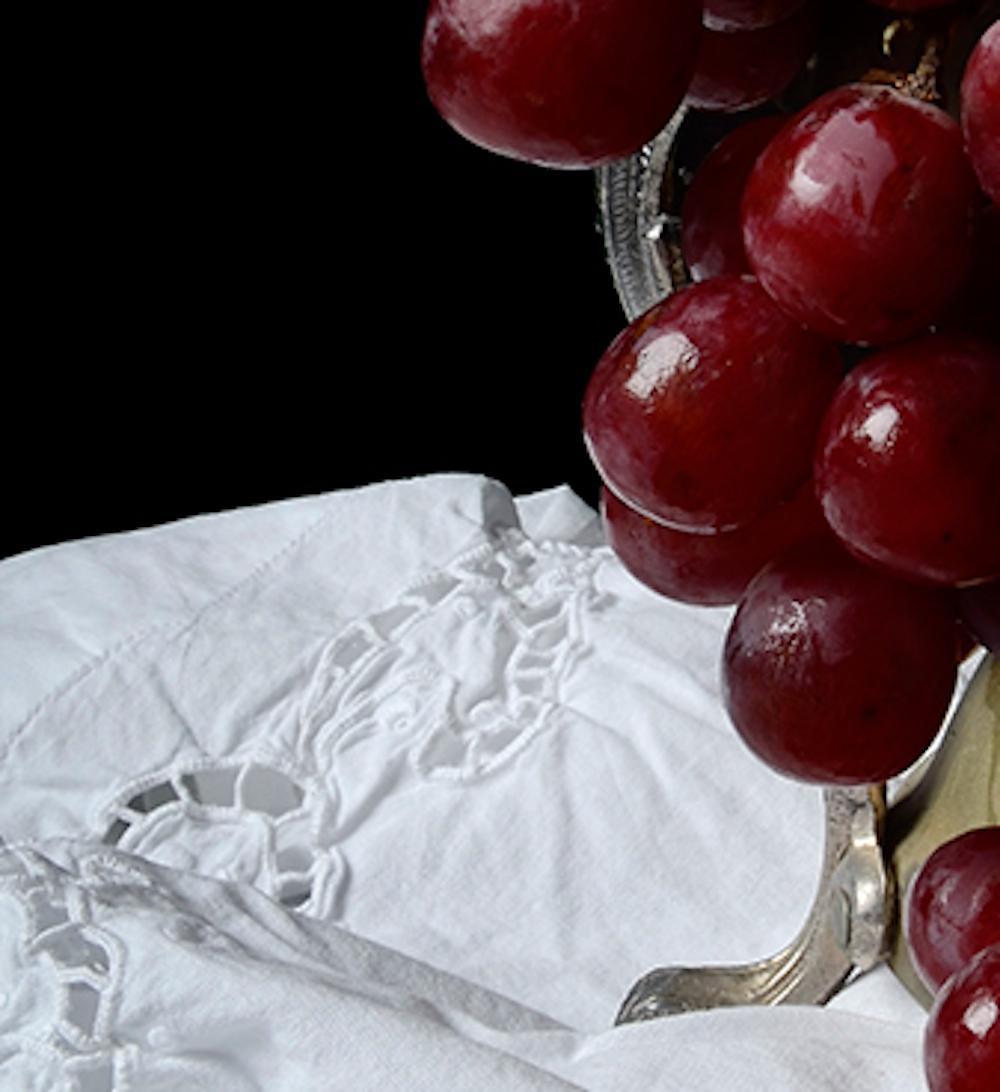 Uvas y manzanas. Von The Bodegones Stillleben-Farbfotografie  Serie – Photograph von Dora Franco