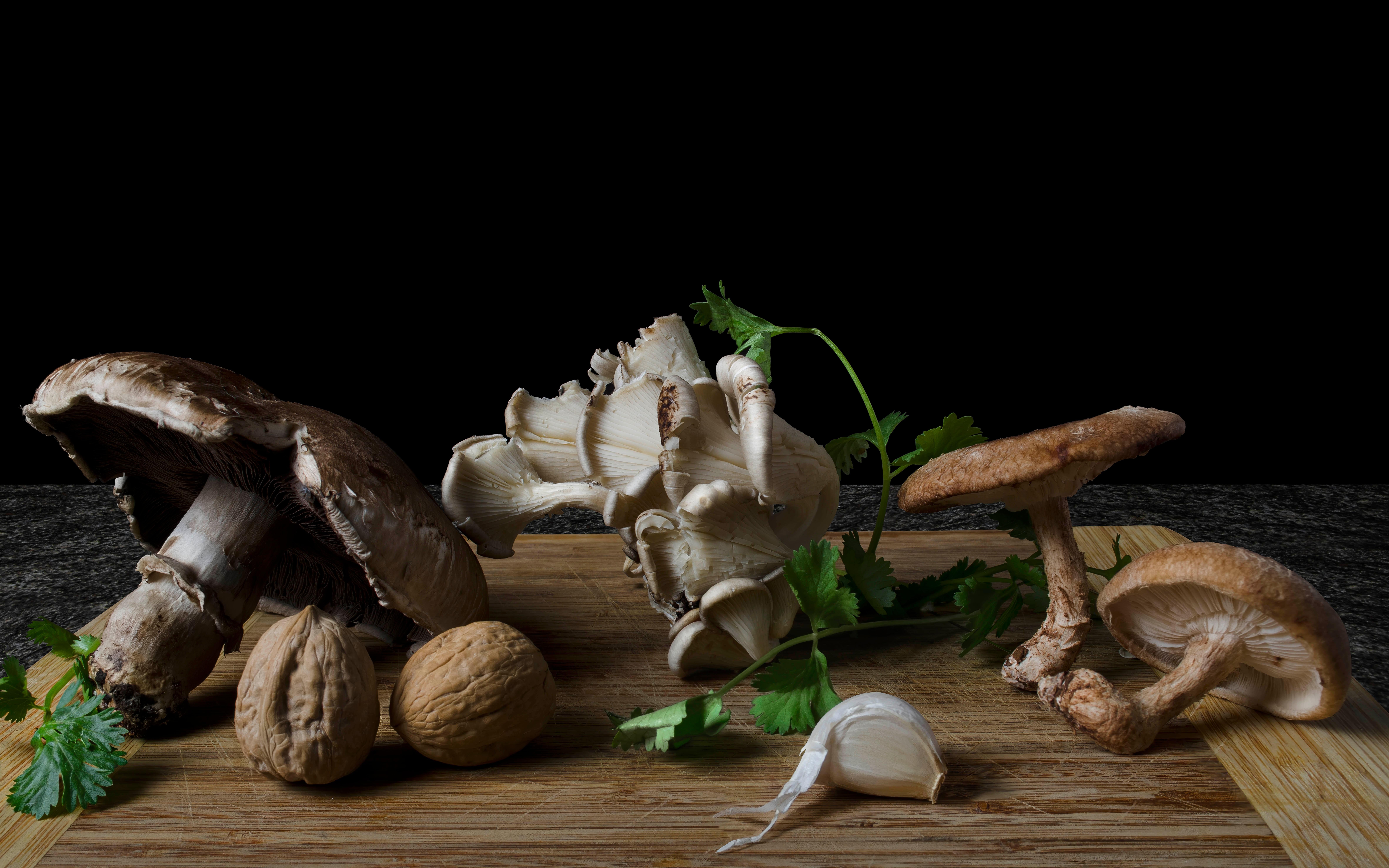 Color Photograph Dora Franco - Hongos con Ajo. De The Bodegones nature morte photographie couleur  série