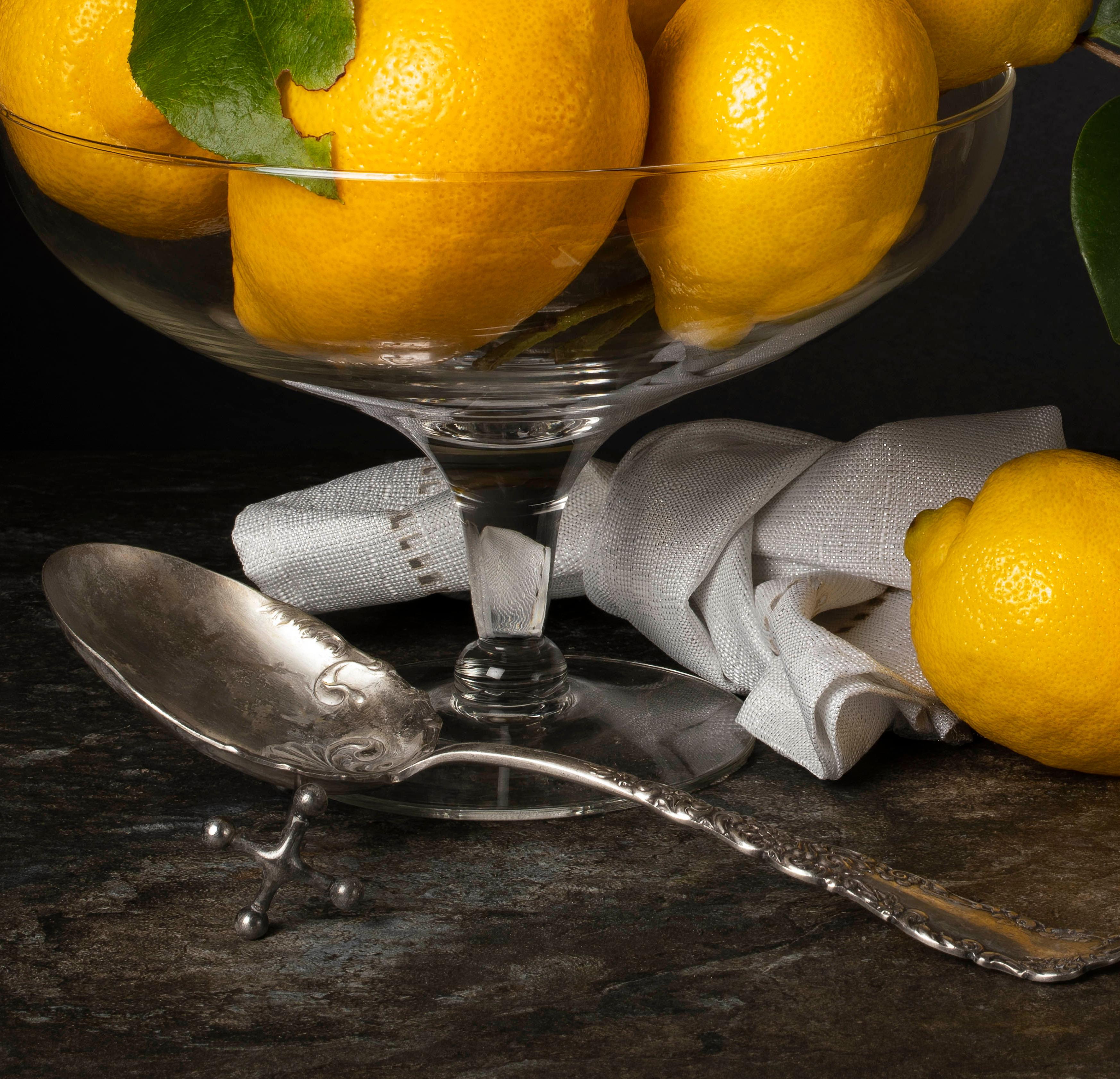 Limon con Cuchara e Mandarinas con Libro, Dittico. Dalla serie The Bodegones - Photograph di Dora Franco