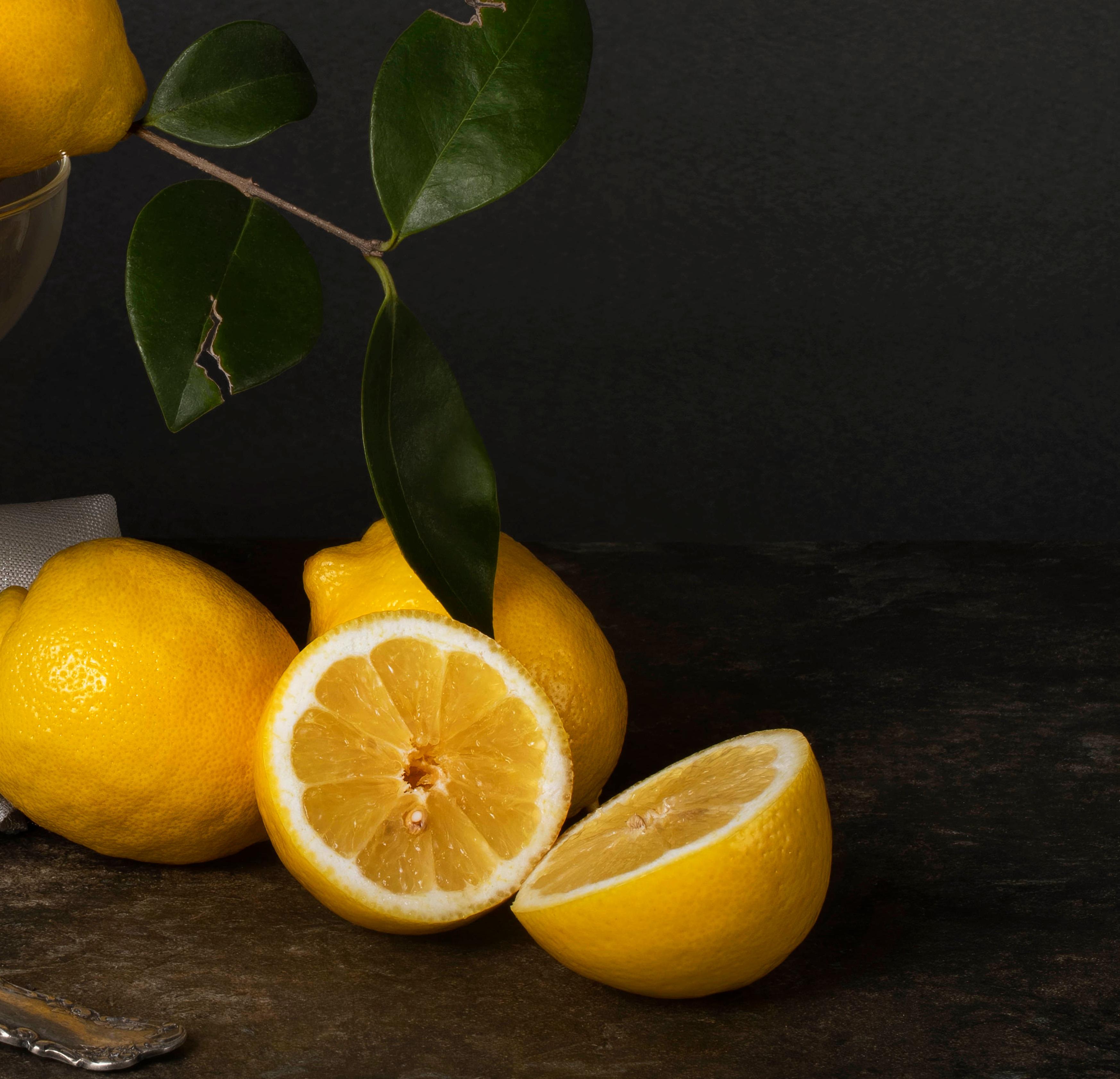 Limon con Cuchara e Mandarinas con Libro, Dittico. Dalla serie The Bodegones - Photograph Contemporaneo di Dora Franco