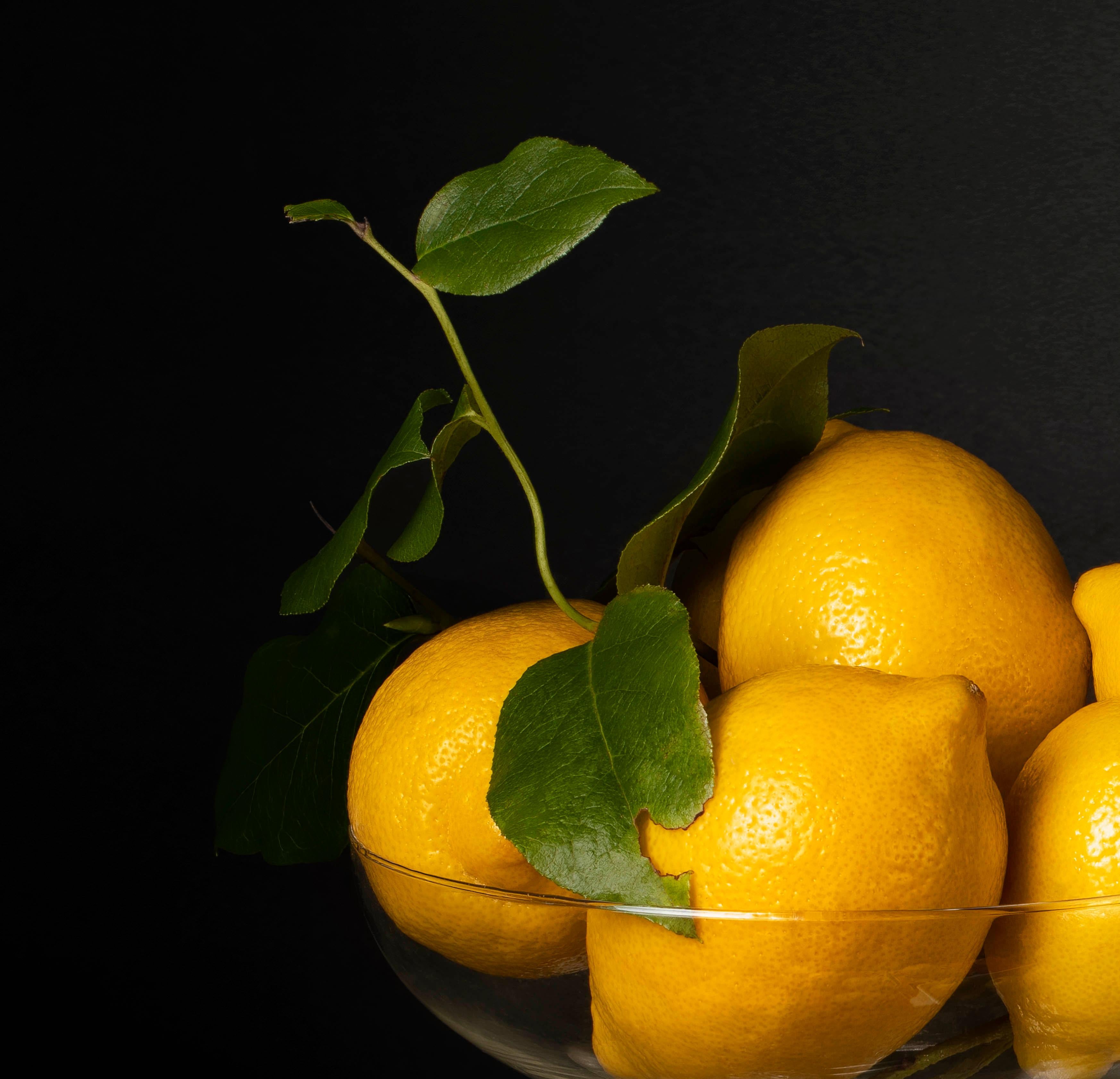 Limones con Cuchara De la série The Bodegones. Nature morte photographie couleur - Photograph de Dora Franco