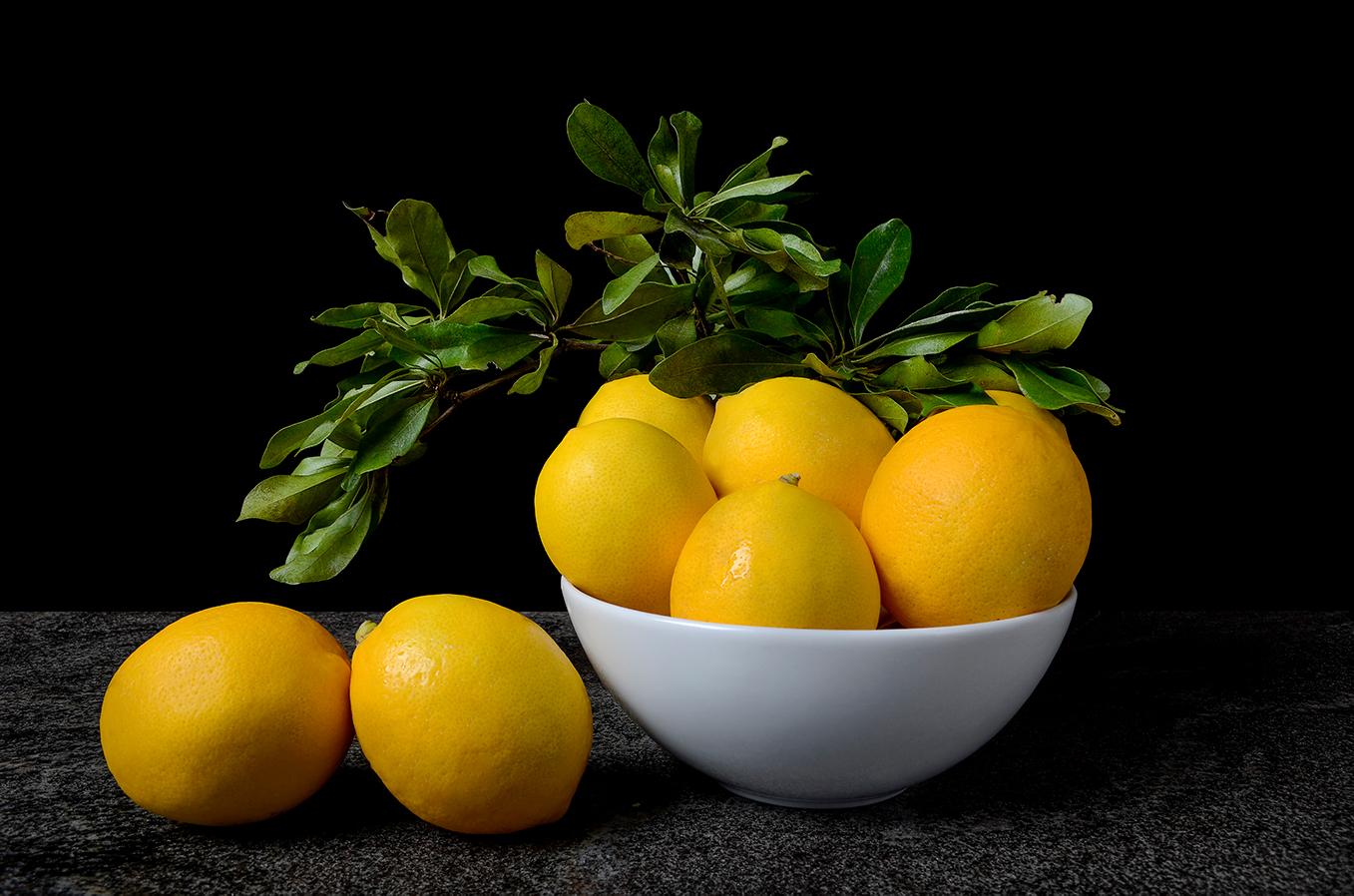 Still-Life Photograph Dora Franco - Limones. De The Bodegones  série de photographies de natures mortes en couleur