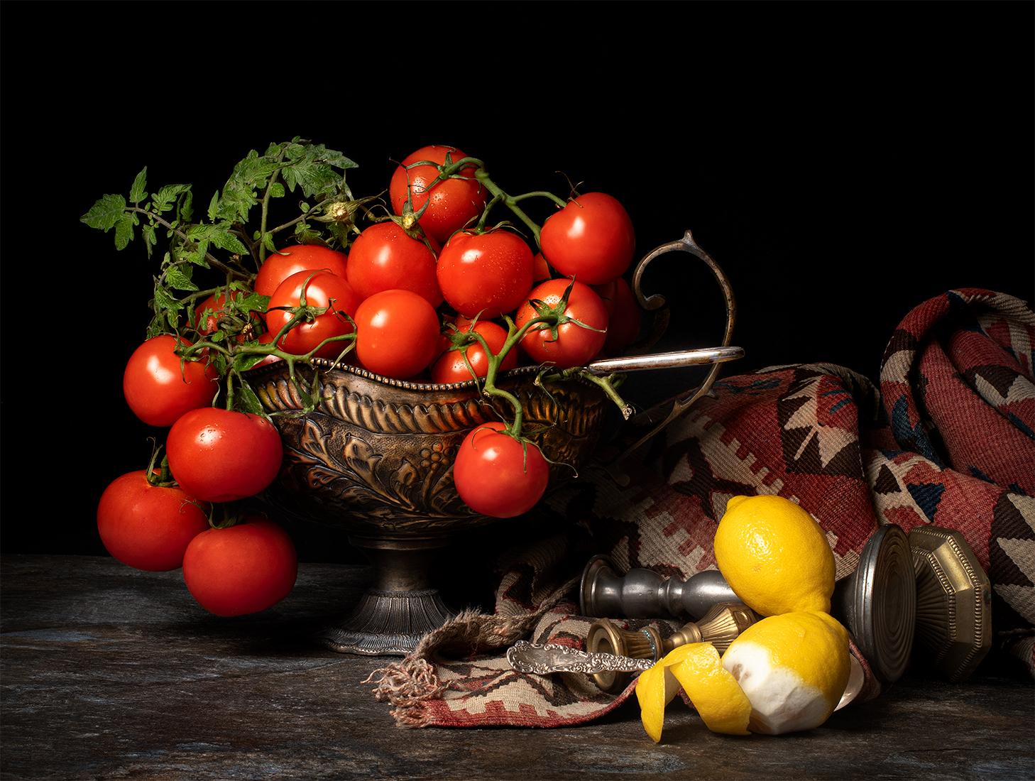 Mandarini e pomodori con limoni, dittico. Dalla serie The Bodegones - Still-Life Photograph Nero di Dora Franco
