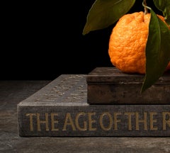Mandarinas con Libro. Dalla serie di fotografie a colori di still life di The Bodegones