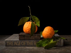 Mandarinas con libro. De la série de photographies couleur de natures mortes des Bodegones