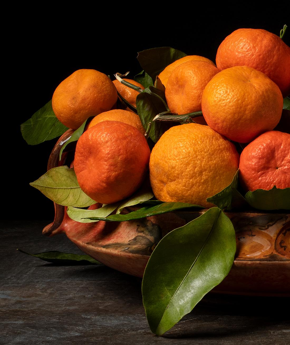Mandarinen. Aus der Serie der Bodegones-Farbfotografie von Stillleben – Photograph von Dora Franco