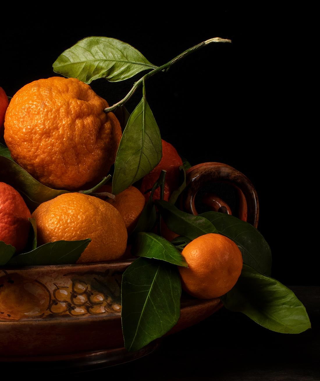 Mandarinen. Aus der Serie der Bodegones-Farbfotografie von Stillleben (Schwarz), Still-Life Photograph, von Dora Franco
