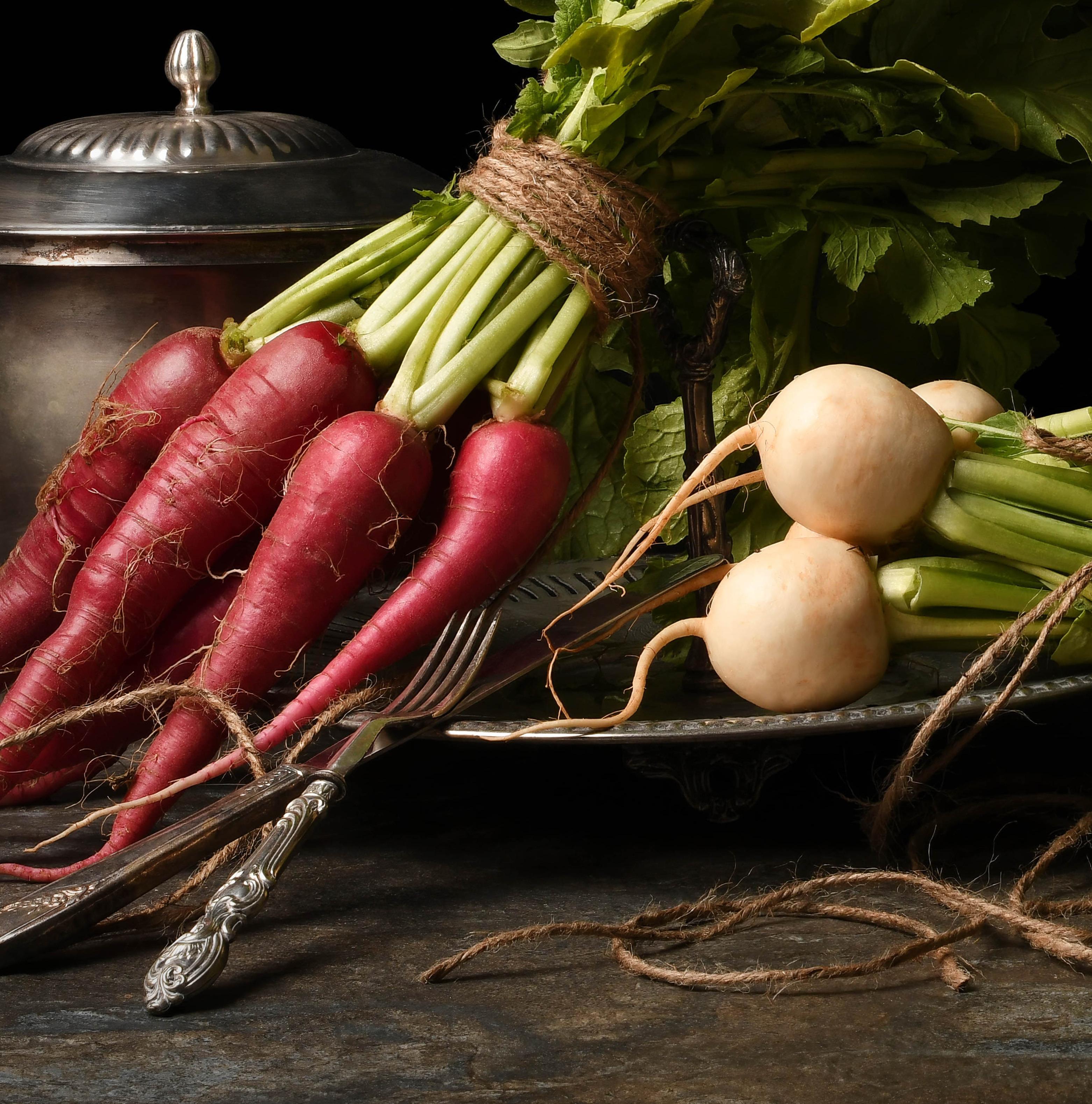 Nabos. De The Bodegones  Série. Nature morte photographie couleur - Contemporain Photograph par Dora Franco