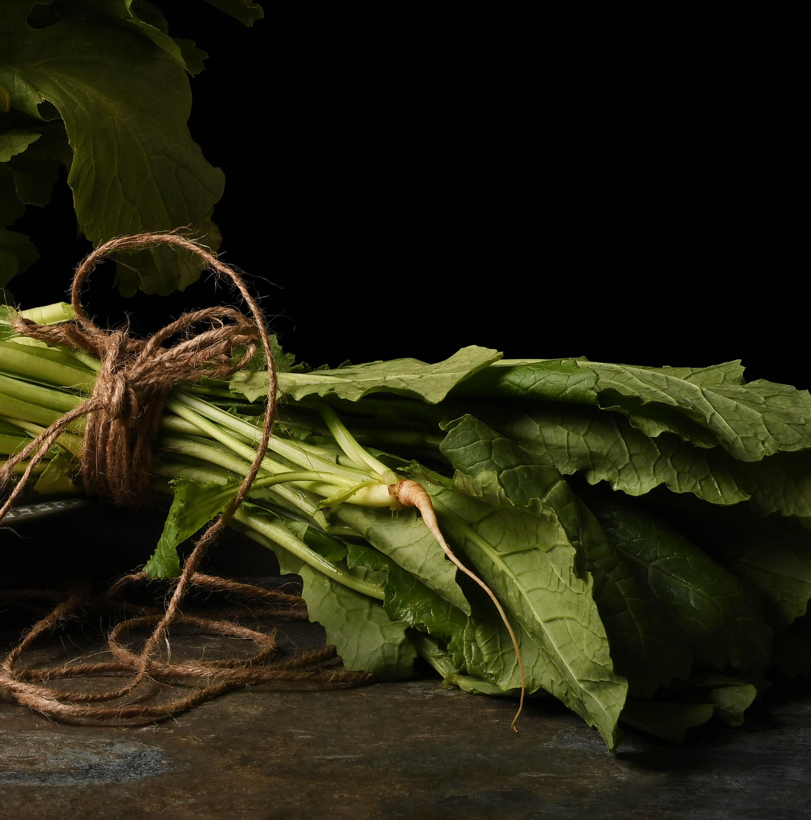 Nabos. De The Bodegones  Série. Nature morte photographie couleur - Noir Color Photograph par Dora Franco