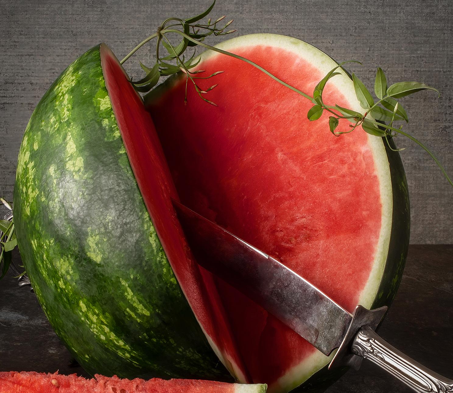 Patilla. Aus der Bodegones-Stillleben-Farbfotografie  Serie (Schwarz), Still-Life Photograph, von Dora Franco