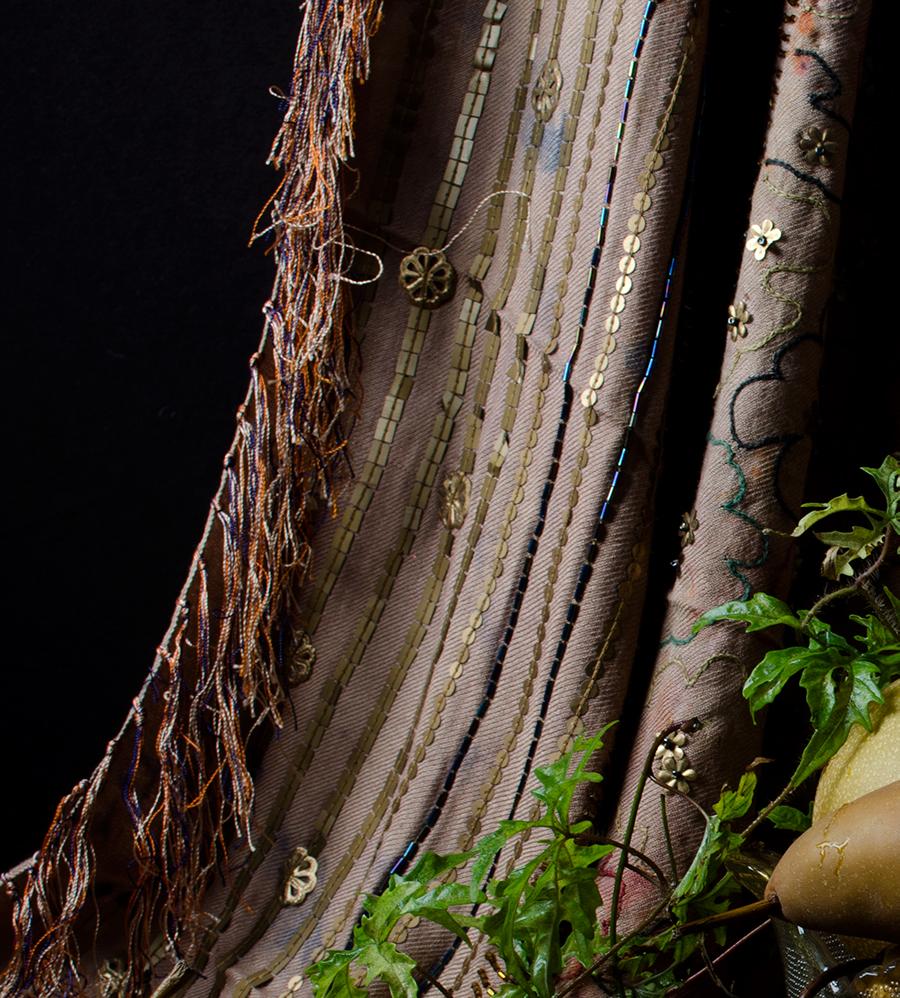 Peras con cortina marroquí. Von The Bodegones, Stillleben  Fotoserie – Photograph von Dora Franco
