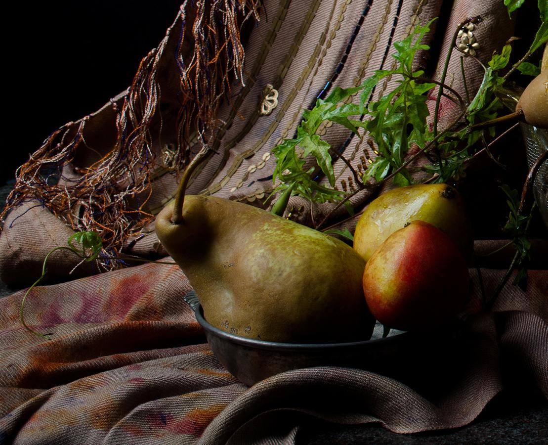 Peras con cortina marroquí. Von The Bodegones, Stillleben  Fotoserie (Schwarz), Still-Life Photograph, von Dora Franco