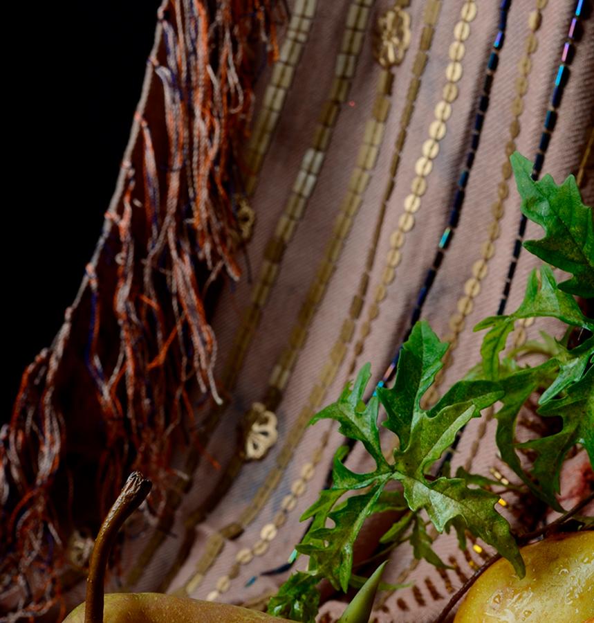 Peras con cortina marroquí III. De la série de photos couleur de la nature morte The Bodegones - Contemporain Photograph par Dora Franco
