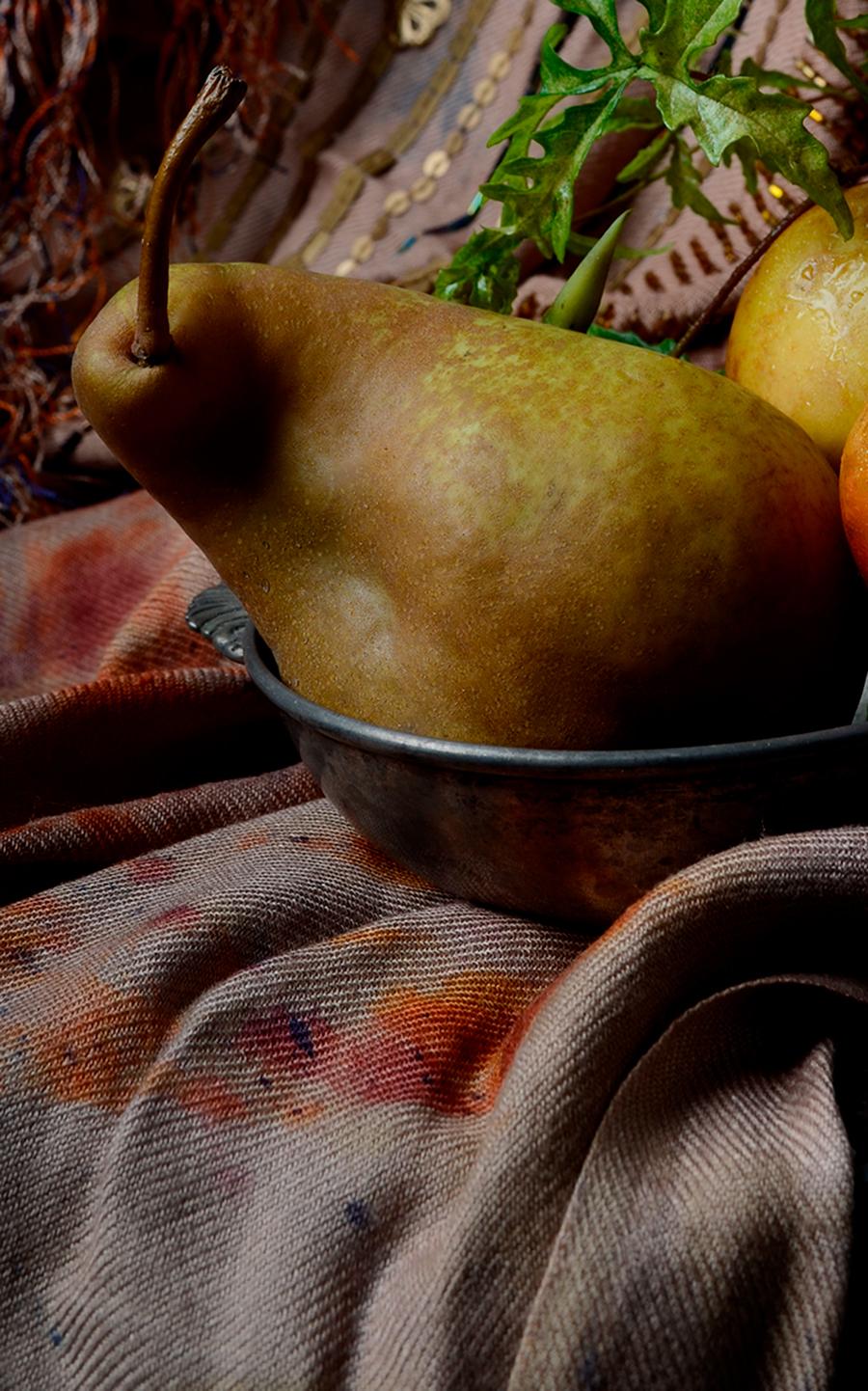 Peras con cortina marroquí III. De la série de photos couleur de la nature morte The Bodegones - Noir Color Photograph par Dora Franco