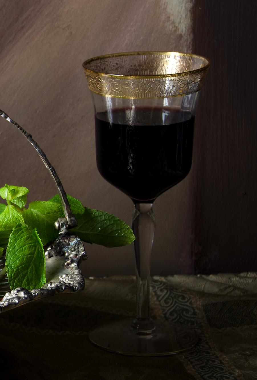 Peras en almíbar de vino rojo. De The Bodegones  série de natures mortes - Noir Still-Life Photograph par Dora Franco