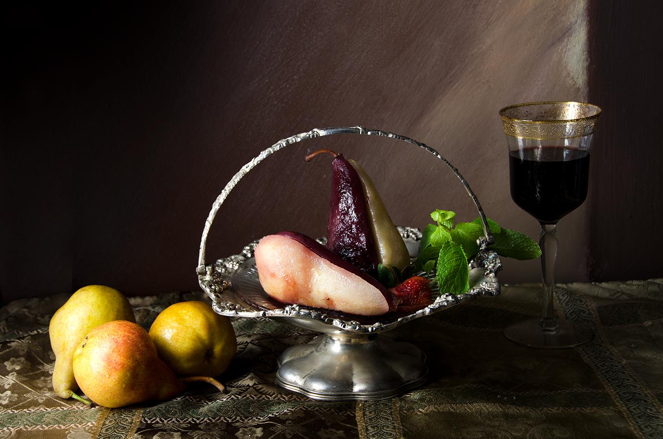 Dora Franco Still-Life Photograph – Peras en almíbar de vino rojo. Aus der Bodegones-Zeit  Stillleben-Serie