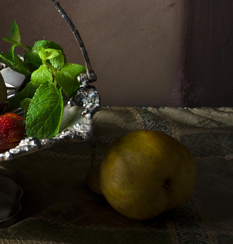 Pera en almíbar de vino rojo II et Pera con cortina marroquí. Diptyque en vente 1