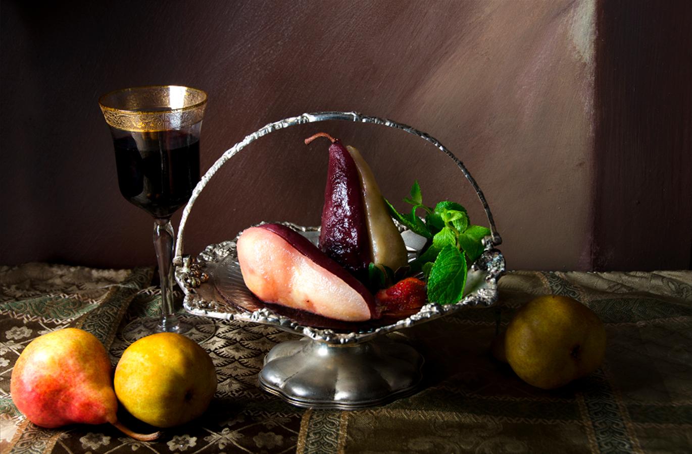 Dora Franco Still-Life Photograph – Peras en almíbar de vino rojo II. Aus der Serie The Bodegones - Stillleben