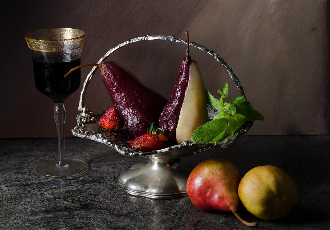 Dora Franco Color Photograph – Peras en almíbar de vino rojo III. Aus der Bodegones-Serie