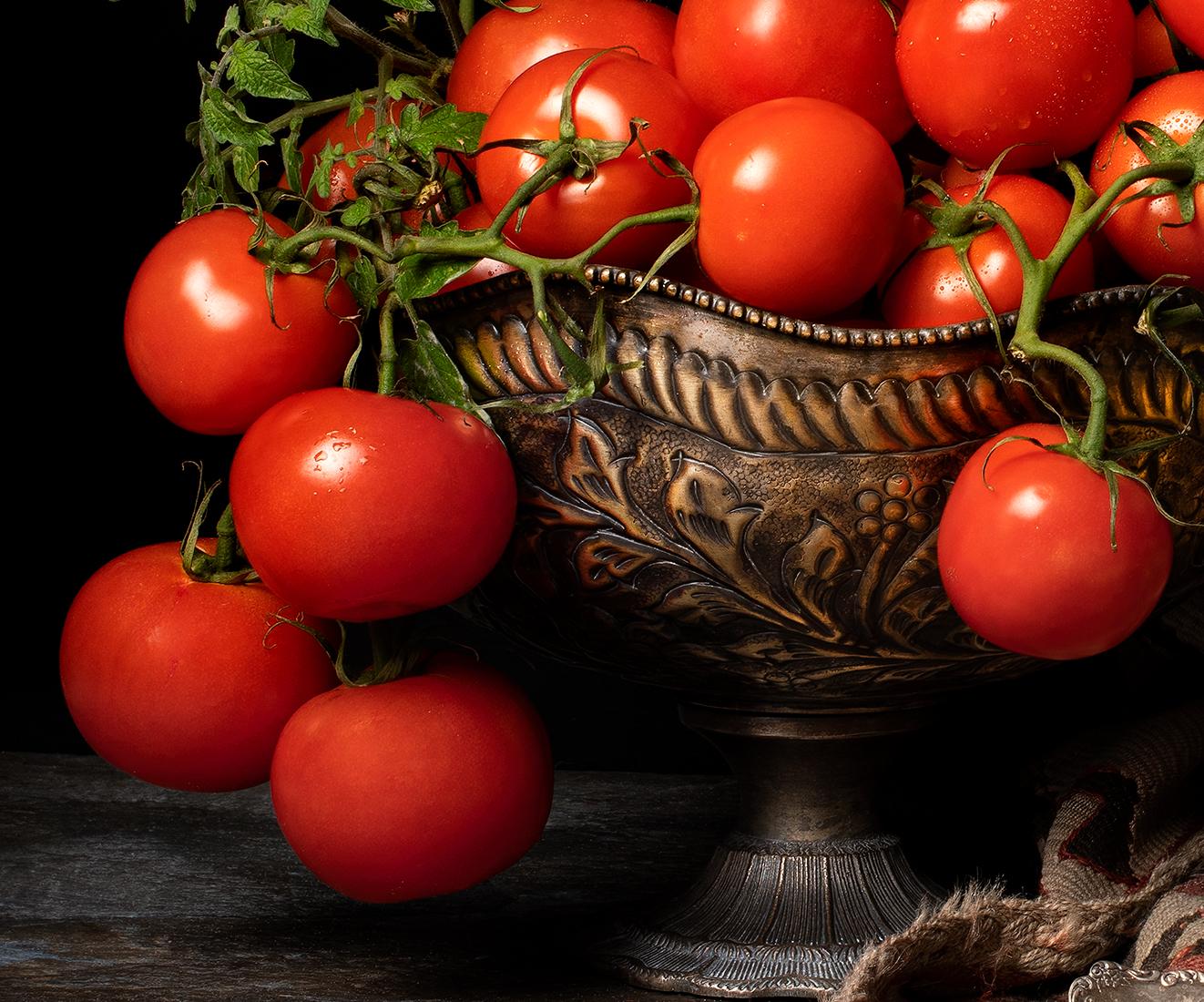 Tomaten mit Limones. Aus der Bodegones-Stillleben-Farbfotografie  Serie – Photograph von Dora Franco