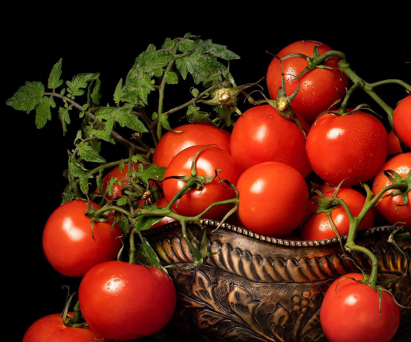 Tomaten mit Limones. Aus der Bodegones-Stillleben-Farbfotografie  Serie (Zeitgenössisch), Photograph, von Dora Franco