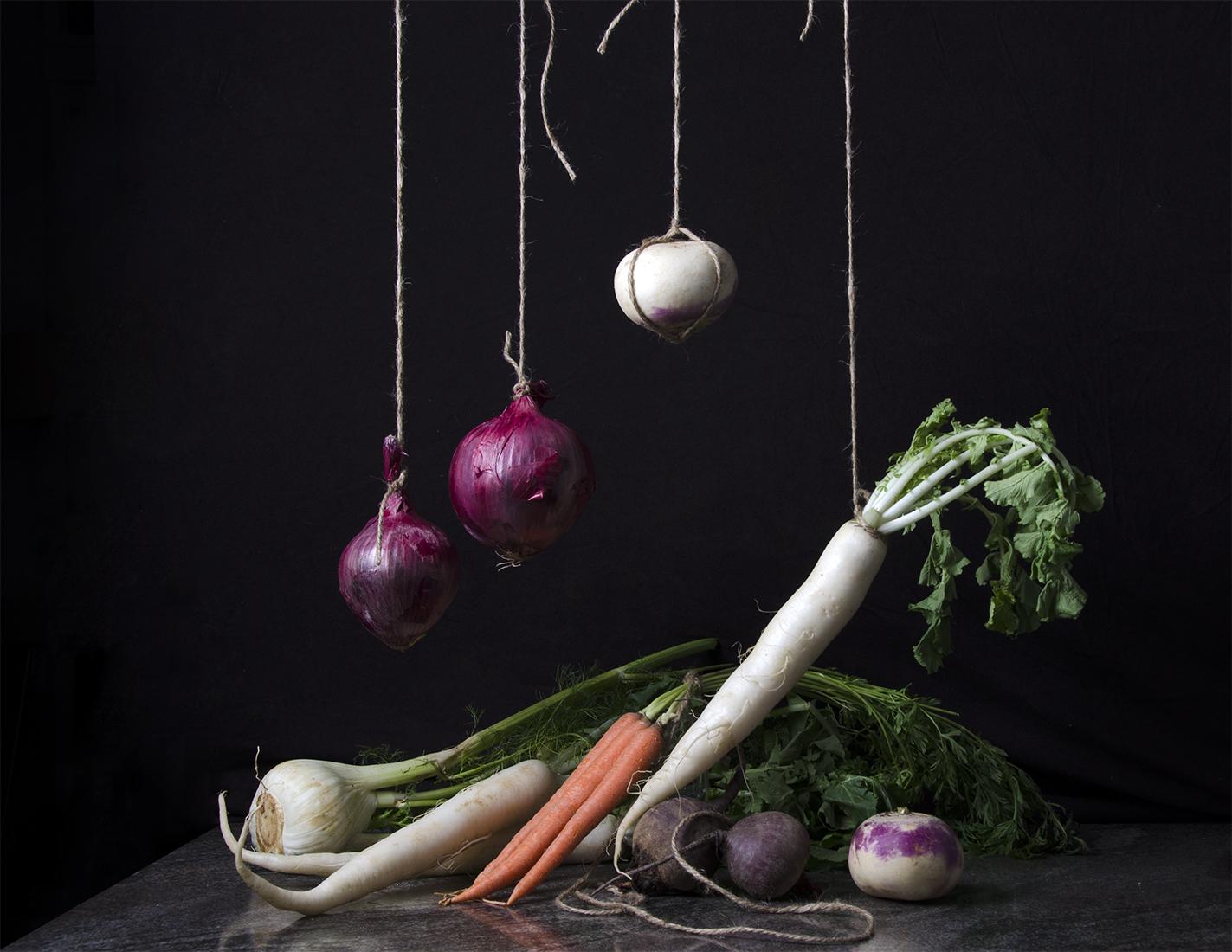 Dora Franco Still-Life Photograph – Verduras con nabo y cebollas colgante I. Aus dem Bodegones-Stillleben  Serie