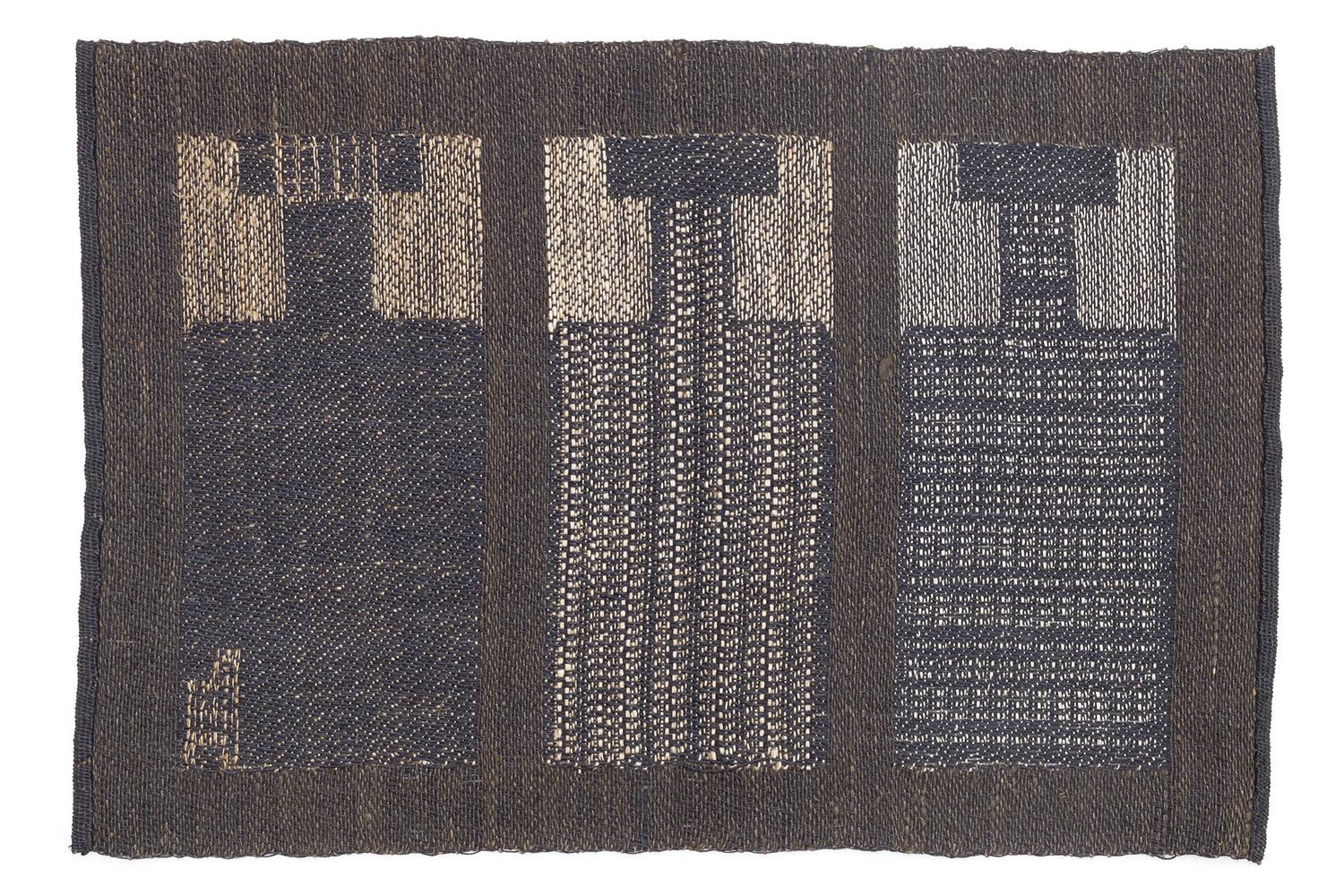 Dora Jung es una de las mayores artistas textiles de Finlandia.
A lo largo de su vida, trabajó incansablemente para dominar los materiales y las técnicas, sin comprometer nunca su visión artística. Desarrolló técnicas tradicionales de tejido de