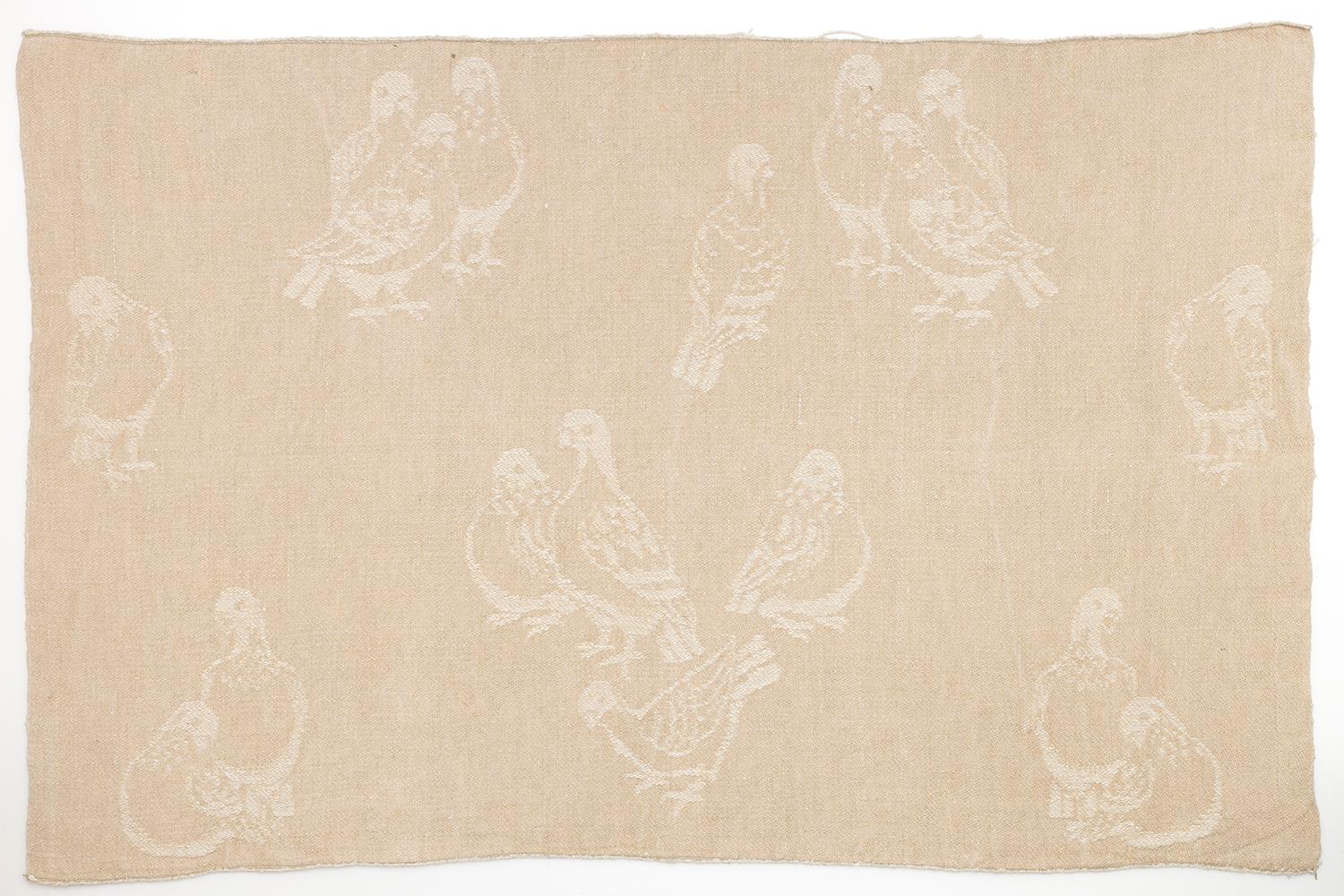 Dora Jung es una de las mayores artistas textiles de Finlandia.
A lo largo de su vida, trabajó incansablemente para dominar los materiales y las técnicas, sin comprometer nunca su visión artística. Desarrolló técnicas tradicionales de tejido de