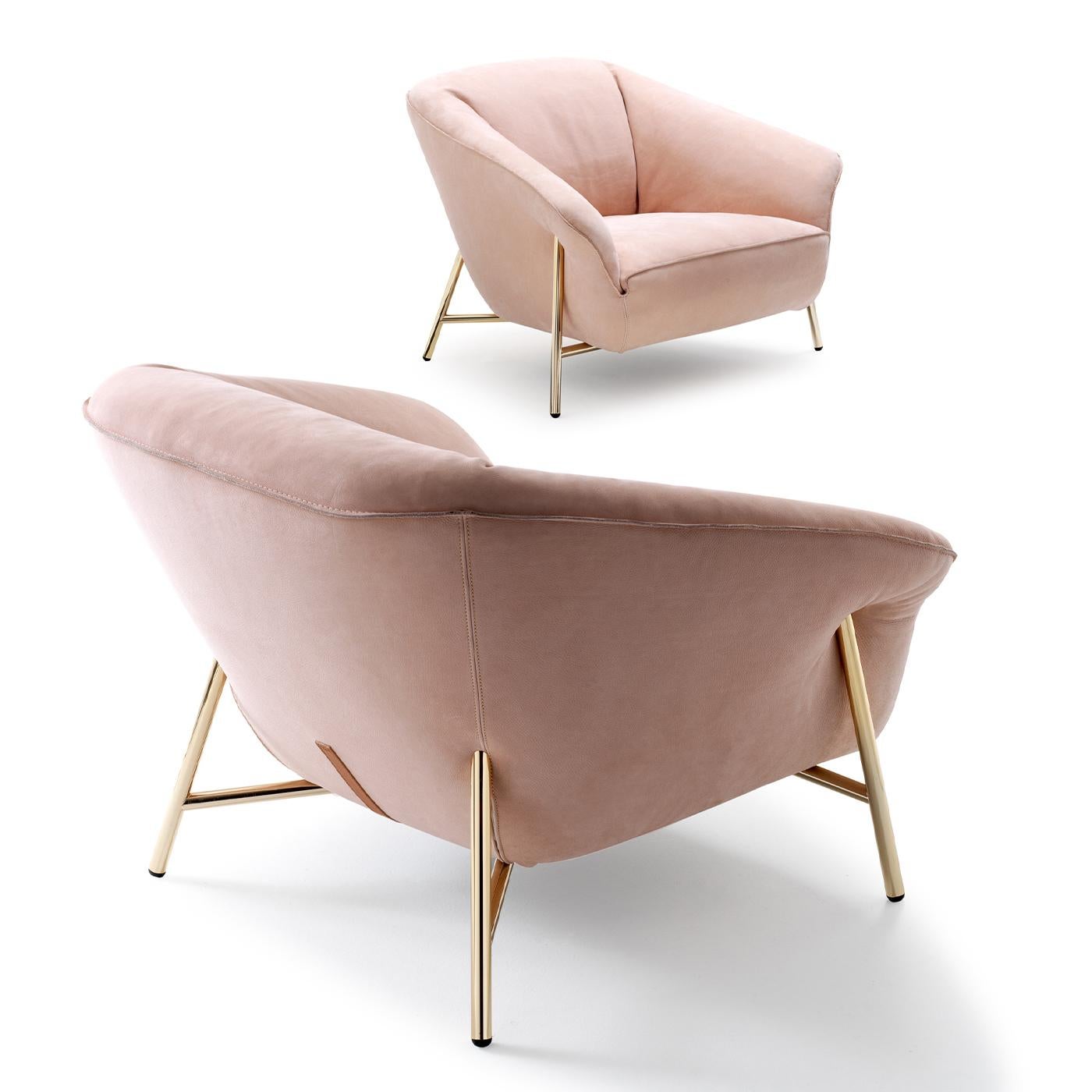 Dieser Sessel von Castello Lagravinese Studio strahlt extremen Komfort und Entspannung aus und bringt einen Hauch von Farbe in ein modernes Heim oder einen Objektbereich. Die üppige Silhouette von Sitz und Rückenlehne ruht auf goldfarbenen