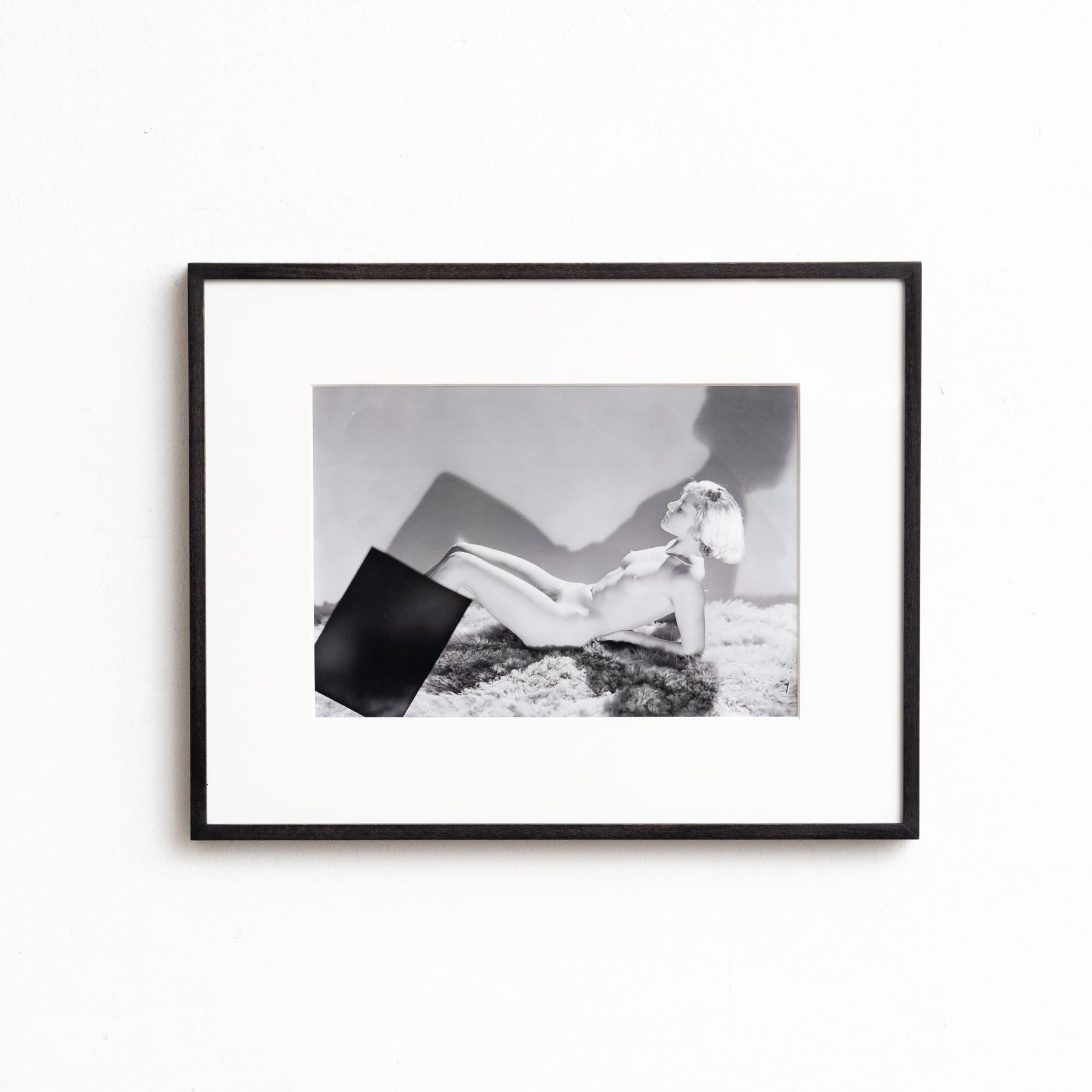 Dora Maar Photographie encadrée en noir et blanc éditée par le Centre Pompidou

Encadré en bois laqué noir

Édité en 2019.

En état d'origine, avec de légères usures dues à l'âge et à l'utilisation, préservant une belle patine.