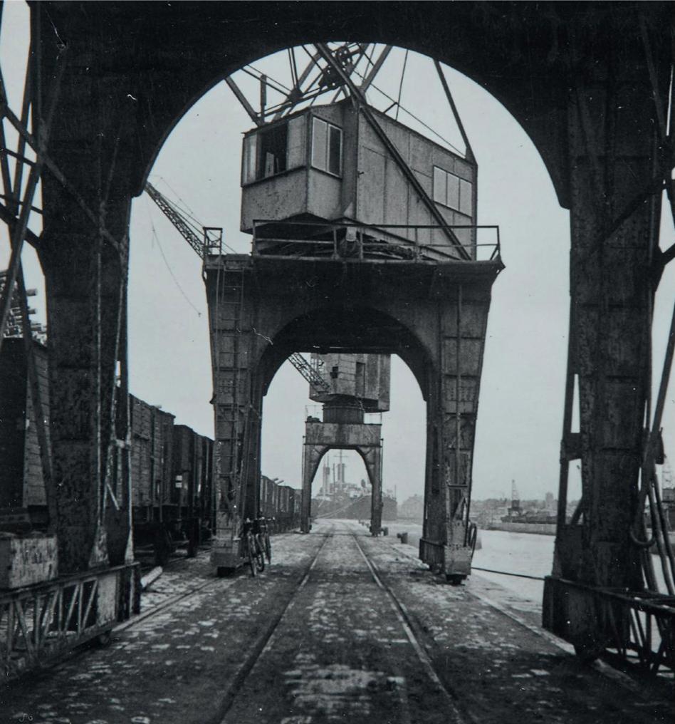 Stazione elettrica di Battersea, la Cattedrale degli elettroni, Londra, 1934
Unica stampa a contatto alla gelatina d'argento, stampata nel 1934 ca.
2 x 2 1/4 pollici

Provenienza: Proprietà di Dora Maar

Un gruppo di stampe a contatto d'epoca degli