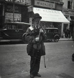 Blinder Musikant, London, 1934 - Dora Maar (Vintage-Kontaktabzug)
