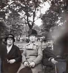 Sitzende Londoner [Park], London, 1934 - Dora Maar (Vintage-Kontaktabzug)