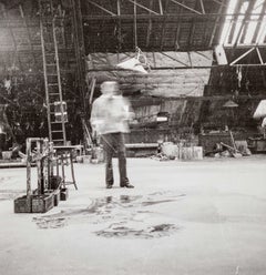 Pablo Picasso dipinge il fondale per l'opera teatrale 14 luglio di Romain Rolland