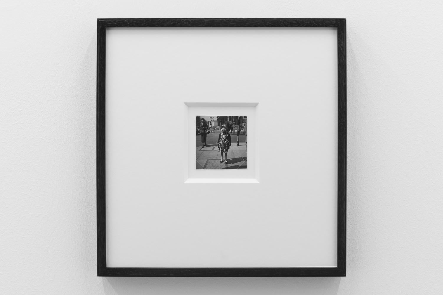 Per Pearly Kid - London, (Pearly Kid, London) – Photograph von Dora Maar