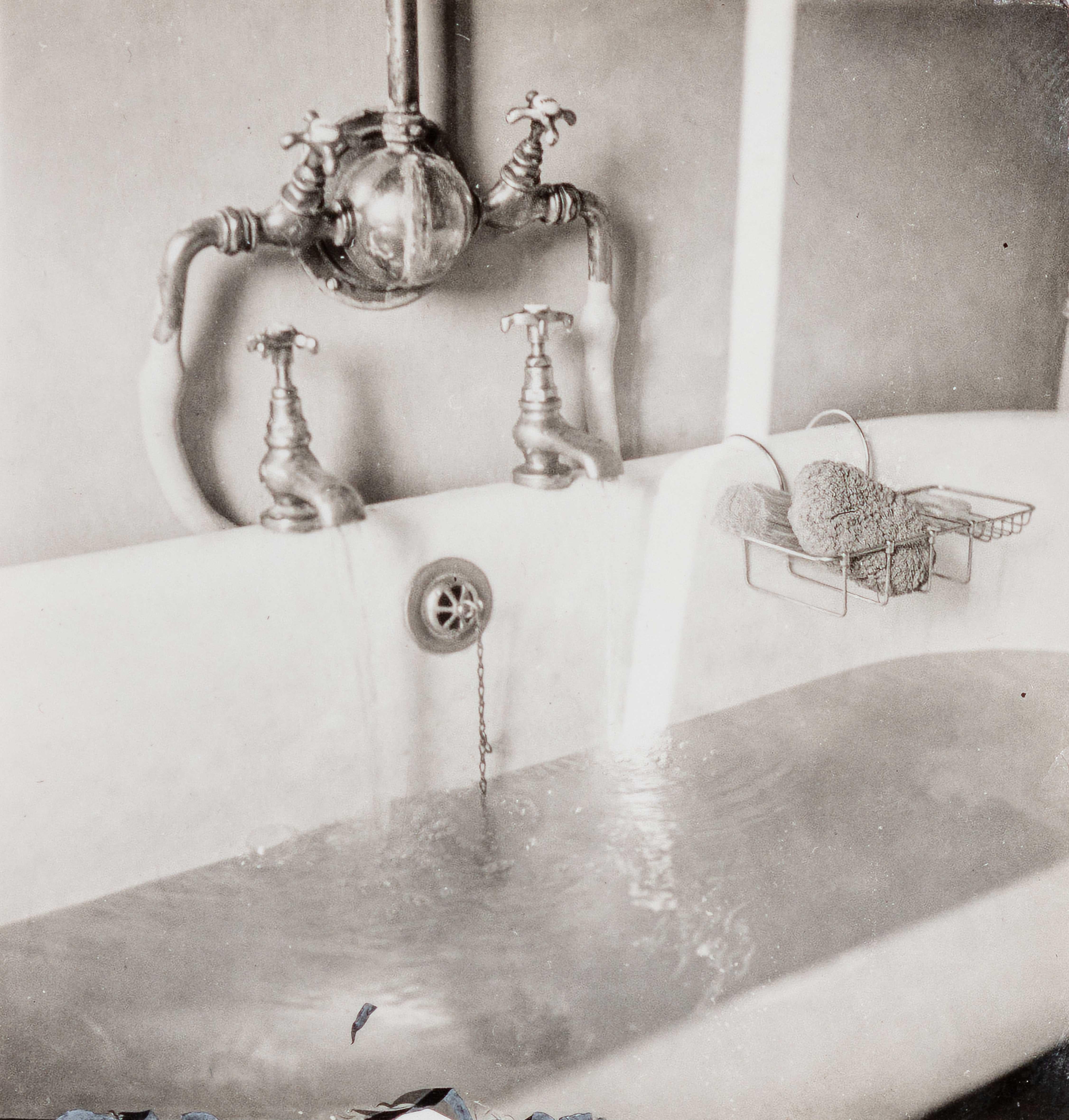 Dora Maar Black and White Photograph – Lichtstrahl, der in eine Badewanne fällt, (Trait de Lumière Tombant dans une Baignoire)