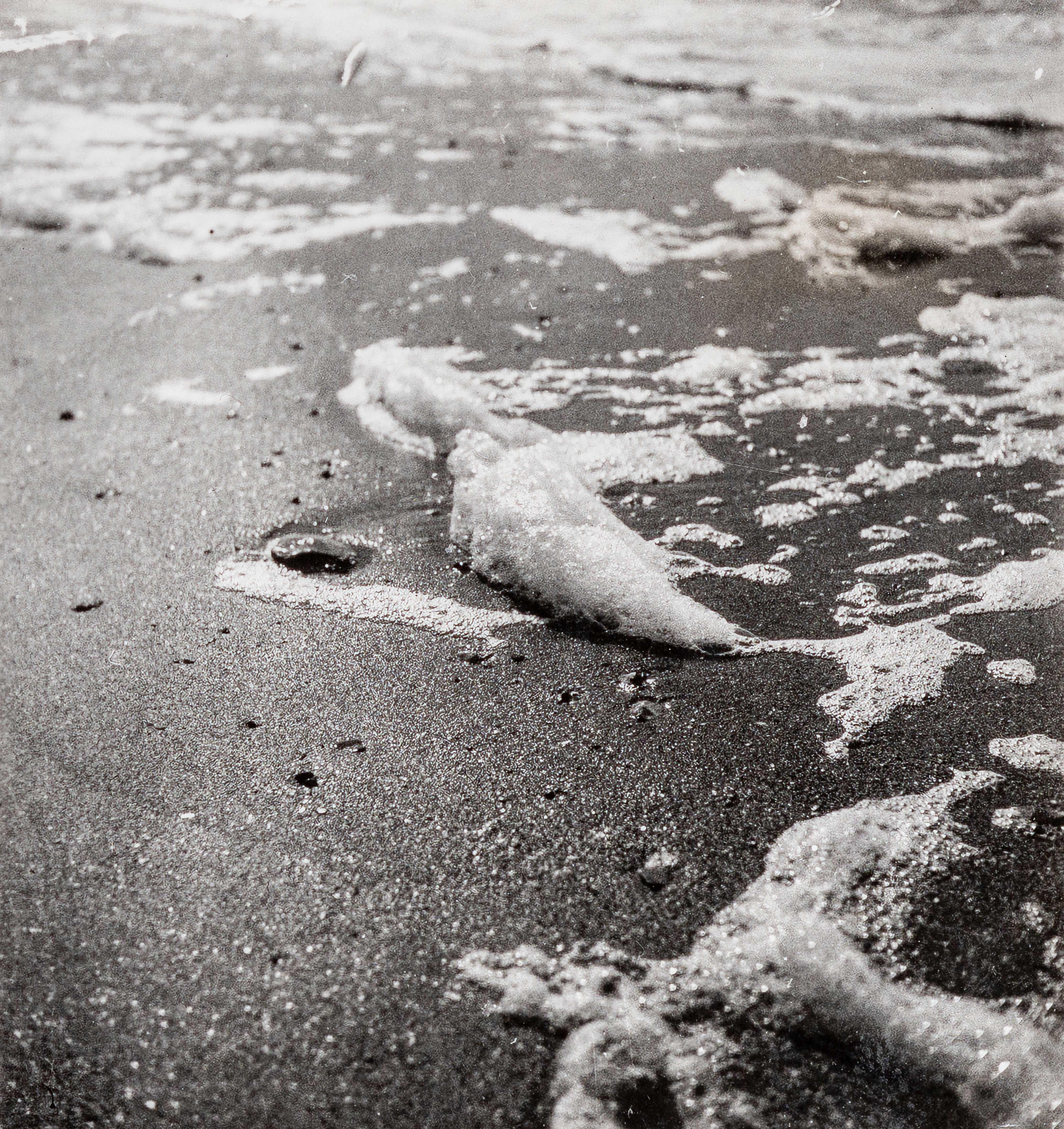 Dora Maar Black and White Photograph – Meer [Schaum], (Marines [Écume]) II