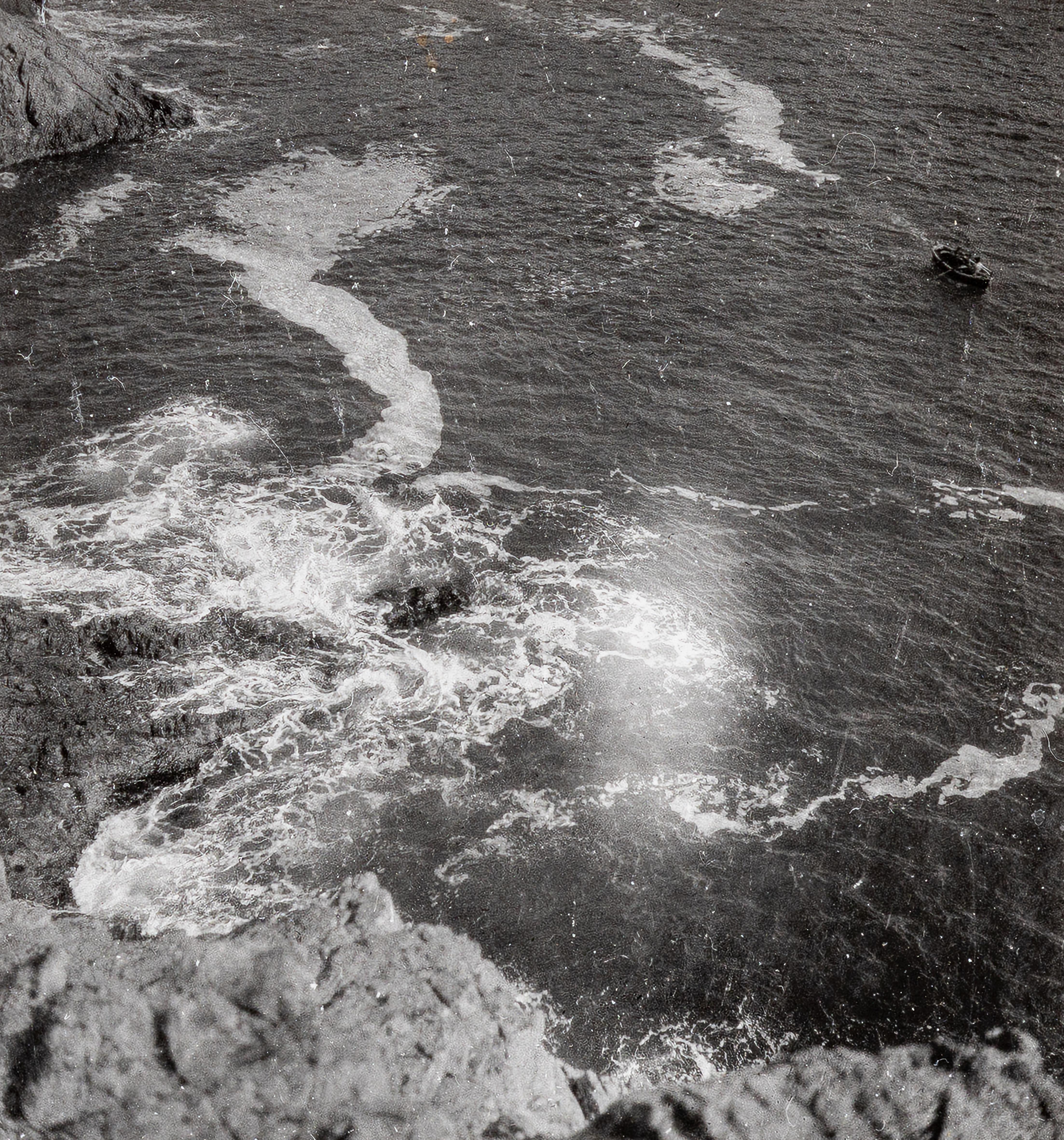 Black and White Photograph de Dora Maar - Mar [Espuma], (Marinos [Écume]) IV